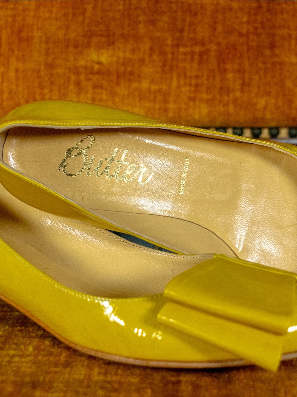 9.5 Butter Yellow Patent Leather Women's Kitten Heels - Picture 3 of 6